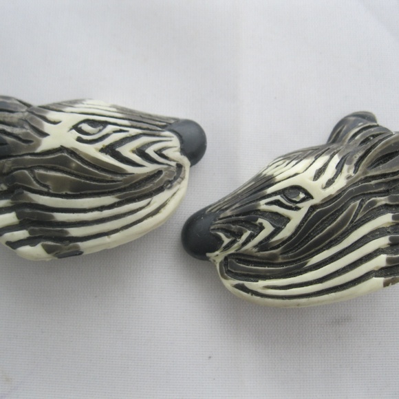 Vintage Pair of Zebra Clip on Earrings - Picture 1 of 3